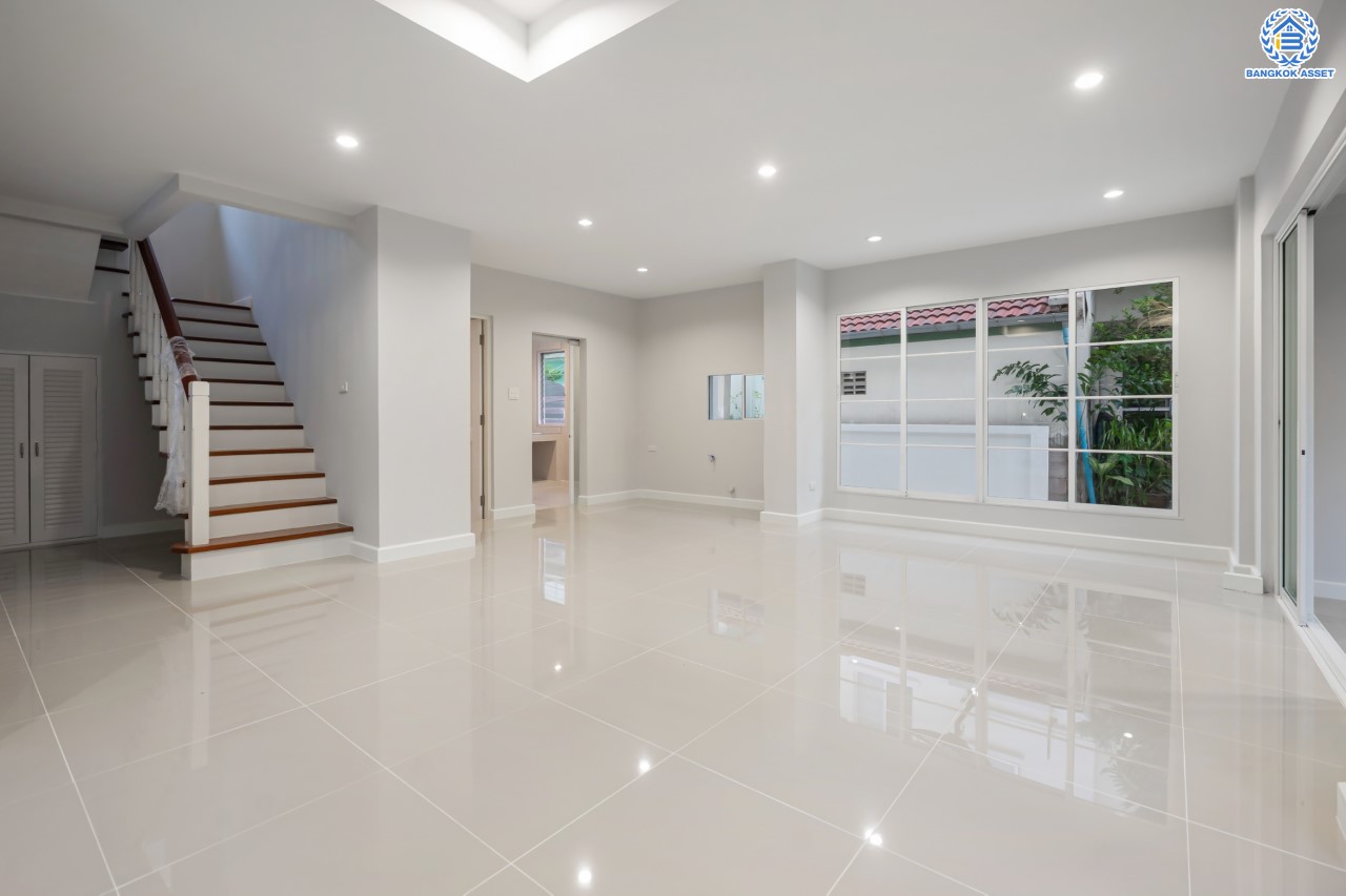 บ้านมือสองตกแต่งใหม่ ม.นันทวัน พระราม5 ตกแต่งหรูหรา หลังใหญ่กว่า 64 ตร.ว. ฟังก์ชันจัดเต็ม 3 ห้องนอน 3 ห้องน้ำ 1 ห้องอเนกประสงค์ จอดรถได้ 2 คัน พร้อม Living Room รองรับทุกความสุข ทำเลเดินทางสะดวก ใกล้ทางด่วน "กาญจนาภิเษก" และรถไฟฟ้าสายสีม่วง "สถานีบางรักใหญ่"